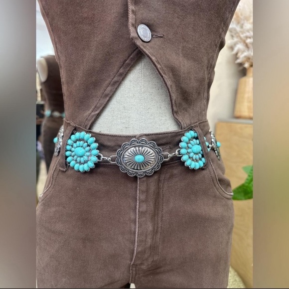 Vintage-Style Southwestern Concho Belt with Turquoise Stones - Picture 3 of 5